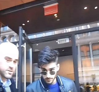 — bunul său plac. “Nu se mai repetă. În fond, nici nu-mi aduc aminte să fi avut dispute.”; Încearcă prin respectivele cuvinte apărarea proprie, ducându-şi dinadins braţele la spate, prinzându-şi palmele între ele ca şi cum ar dobândi tipica poziţie ce avea să-i demonstreze
