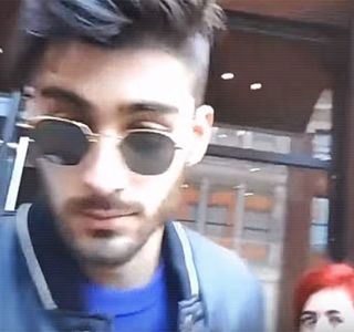 — tăcut înainte de a se retrage, pe moment, cu spatele, îndreptându-se spre ieşirea micii; încăperi. Odată părăsit locul, ochii şi-i roteşte iar braţele şi le retrage de la spate înaintând prin paşi tipici lui, lejeri, dar totuşi parcă grăbiţi pentru a ajunge pe punte, unde avea să se
