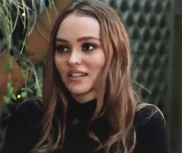 ◦◌̤̈́·　̾‹ℛam̈èn̈e⁕̷ɐʇ⑂ǝsᵎɐɹɟ› ;. tresare când i se remite croissant-ul şi sucul de portocale de către; ospătar, cele două fiind nelipsite din prozaismul ce-i învăluia zilele tinerei. Acum, cu gustarea-n faţa sa, Lily ridică ziarul de pe masa de lemn (aceasta obişnuia să-şi clătească ochii-n paginile

