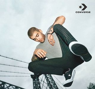 — telefonul ajungându-i blocat şi totodată introdus în acelaşi loc de unde fuseseră anterior; recuperat. Chiar dacă îşi propune ca pe moment să profite de minutele de pauză avute, prezenţa unei brunete de pe cealaltă parte a barului. Ştiind că avea să-şi preia calităţile din
