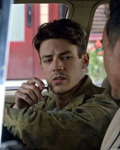 ⤑ᵖᶤᶰᵏĿЄ♏ØИÂÐЄ ┊# se urca intr-un pom in varf sa il vada toata universitatea si vorbeste in(; megafon,punea intrebaru gen" ce vrem noi?" si raspundea lumea: libertate;;;sau " ce ne place noua?" si raspundeau in cor : iar;;;ba de zici ca era liderul unui cult ceva=))))));
