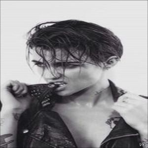 ▬ ❝Nu esti grea. Nu conteaza cat timp te faci auzita defapt.❞ Rade si dupa striga; in continuare. ❝JOS DECANUL, JOS CONDUCEREA... VREM LIBERTATE.❞=)))))))
