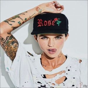 ▬ ❝Esti a doua cea mai auzita dupa el. E bine si asa.❞ Rade si striga cu odata cu ea.=))))))