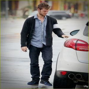 ▬ Mesteca si inghite prajitura dupa care rade. ❝Sa sti.❞=))))