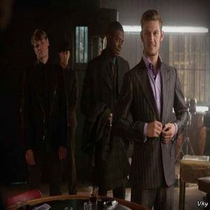 ▬ Se uita la ea si rade cand o vede asa fericita, apoi striga odata cu Grant. ❝JOS CU DECANUL.❞=))))