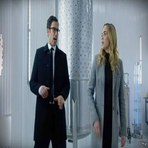 ▬ ❝OMFG..❞ Baga punga cu jeleuri in decolteu cand il vede pe Ian si; il prinde de brat pe Matt.=)))))
