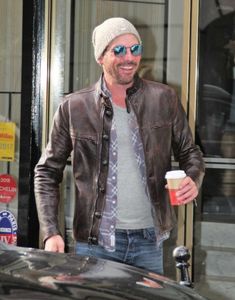 ▬ Se abtine sa nu rada cand il aude pe Ian. ❝Sunt in spatele tau.❞ Merge dupa el; in universitate spre cancelarie.=)))))
