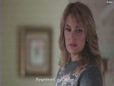 》*După ce-și strânge tot, pleacă și ea din birou privind dramatic încăperea golită, iese; cu cutia în brațe pe hol și când trece pe lângă cate mărește pasul nervoasă și iese de pe coridor pe hol, spre scări* =))))))))))))
