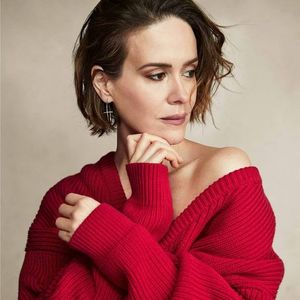 ▬ ❝Doar ca Blanchett avea viata ei si familia ei, nu doar timp pentru o mucoasa rasfatata. Asta e si; diferenta Tom. Si nu cred ca voia doar ea neaparat sa o vada pe Cate lunile alea.❞ Bate un apropo subtil si la el stiind de apropierea lor de atunci, doar ca nu la modul ca la bal.=))))))
