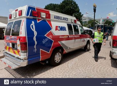 - #Sosește ambulanța și vin repede paramedicii, o urcă ușor pe targă să n-o miște prea; mult și îi bandajează capul, îi pun mască de oxigen și merg în grabă cu tot cu Cate spre ambulanță.
