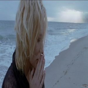 ▬ ❝Esti sigur?❞ Isi dorea mai mult certitudinea ca asa va fi si ca Amick o sa isi; revina, se desprinde usor din imbratisare agitata si o ia spre masina, doar ca nu in directia buna.=)))))
