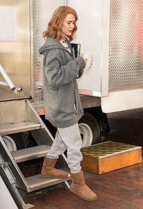 ▬ Se uita la Ian si zambeste multumita de ceea ce aude vorbim mai incet; ca si el. ❝Ai perfecta dreptate, totul e bine. Acum nu mai e nimeni dispus sa iti strice noile reguli si sa tina sau sa ii ajuta pe studenti sa-si faca de cap.❞=))))))
