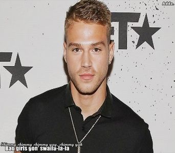 》*se uită după ambulanță și plânge în hohote că auzise și el mai multe, se uită la tom,; cate și kris* CÂT DE FRUMOS, SUNT UNIȚI. *își suflă nasul* =))))))))))))))))
