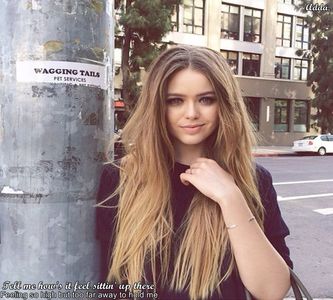 》*Uuuuuu, tsschhhh (da le mai știu, așa făceau=))))))) *se uită la ea și zâmbește apoi pleacă; cu celelalte pițipoance să se plimbe*
