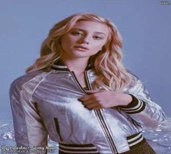 》Chris, iar ți-o iau pe Anne la noapte să știi. Avem o întâlnire cu Beebo. =)))))) *rânjește; la Anne în timp ce spune asta și-și mușcă buza, nu mai bagă de seamă ce zice el apoi se uită la Mel* Să fie sanitar, aia n-o să stea cu el că e sărac lipit. =))))))))))))))
