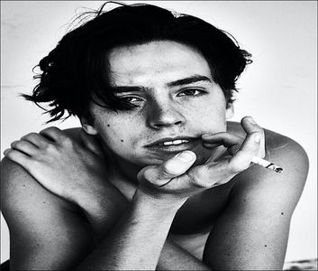 ⤑ᵖᶤᶰᵏĿЄ♏ØИÂÐЄ ┊nu trebuie sa spui asta doar pt a ma simti eu(; mai bine# lasa capu in jos oftand lung; daca as avea banii ti-as cumpara toti trandafiri din lume=)))))
