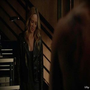 ▬ Il lasa privirea ca in poza avand sufletul plin de bucurie cand il aude si mai apoi il; priveste. ❝Domnul a zis ca oamenii ce se inteleg vor fi mereu binecuvantati, d-asta ne-a scos in cale unul pe celalalt. Doar noi doi stim ce inseamna miluirea lui.❞=))))))))))
