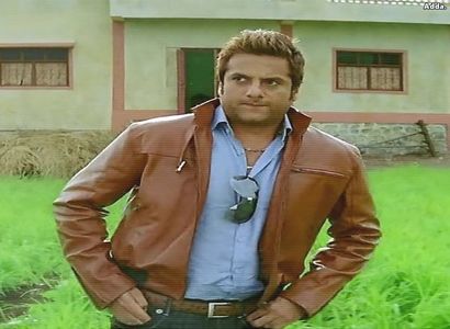 》*Se plimbă prin campus vorbind la telefon, în timp ce trece pe lângă studenți, toți îl salută; și-l aplaudă, era iubit de toți cum era Ceaușescu în vremea comunismului* (Era decanul) =))))))))))))))))
