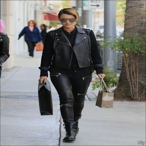 ▬ O strange in brate pe ma-sa sa nu mai planga ei face ochii mari cand o aude pe Kris, mai; ca o sufoca strangand-o in brate pe ma-sa. ❝Ce?❞=)))))))
