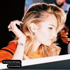 ☇. *stătea pe jos în curte în jurul ei fiind doar cârți deshide, se apropie un cățel de ea +; îl ia în brațe și-l mângâie* Hello doggo, what’s your name? *privește zgarda și citește amuzată* Figaro.
