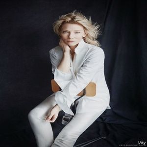 ▬ Cu nasul in telefon se impiedica de Chris si vine peste el, apoi se ridica automat; si evident ca urla la el. ❝CHRIS, DISPARI PANA NU AJUNGI IAR LA DETENTIE TOATA VIATA TA.❞=)))))
