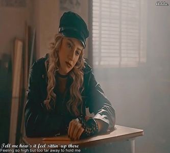 》*Stă IP pe o bancă, cu o sticlă de vodkă în brațe* =)))))))))))