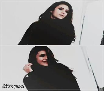 》*iese din cămin îmbrăcată la costum și cu masca pe față ca în 2x07 din TVD-Katherine*