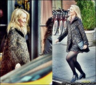 ⤑ᵖᶤᶰᵏĿЄ♏ØИÂÐЄ ┊# se opreste cu piti;poancele pe scarile(; caminului cum statea blair in gg cu fetele pe scari..stau si barfesc=))));
