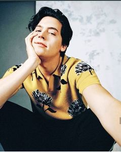 ⤑ᵖᶤᶰᵏĿЄ♏ØИÂÐЄ ┊# se uita dupa nina zambind larg; daca ar sti(; cat de frumoasa e=))))
