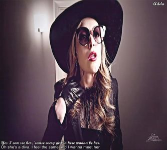 》*intră îmbrăcată într-o rochie roșie și masca neagră cu pene roșii. Avea părul legat; într-un coc și se uită ciudat pe acolo* Bal mascat dar muzica din anii 70, cred că Fardeen era fumat când a decis asta. =)))))))))))))))))))
