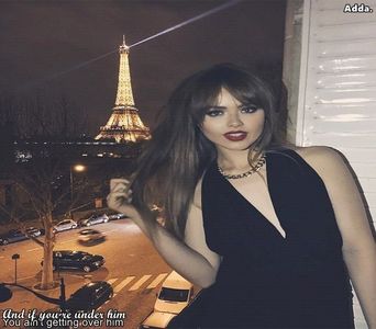 》*fugise de acasă că avea ușa încuiată și muzica la maxim, coborâse pe o frânghie de; cearceafuri legate și ajunge și ea în cele din urmă acolo, într-o rochie alba scurtă și o mască tot albă* =)))))))))))
