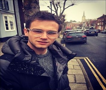 ⤑ᵖᶤᶰᵏĿЄ♏ØИÂÐЄ ┊saracul..uite de ce iar;;ba este inamicul=)))))# mananca prajitura(; fericit; hmm sunt foarte bune# se ineacq cu prajitura cand o aude pe nina=))))); ne destrabalam  in seara asta deci=))))))
