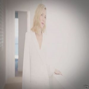 ▬ ❝Momentan, dar vedem pana la final.❞ Zambeste si ia o prajitura din mers pe care o baga; lui Tom in gura.=)))))
