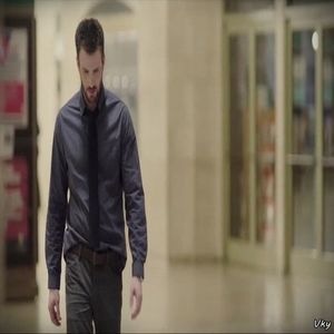 ▬ ❝Daca nu eu, atunci cine? Doar nu vrem sa fie monotonie.❞ O ia pe Anne pe sus; si se uita la Mel razand. ❝Fratele tau face mereu minuni, vreau sa o vad pe Cate cum mananca din ele, razbunare.❞=)))))
