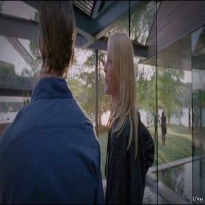 ▬ ❝Momentan.❞ Surade si il saruta inapoi, apoi se uita la prajitura si se lasa; putin pe spate zambind. ❝Nu cred ca vreau sa stiu cat de buna e.❞ =)))))))
