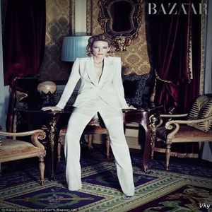 ▬ ❝Daca apuc sa termin asta...❞ Pune mana pe o sticla de tarie si o arata spre el, apoi continua; ceea ce incepuse sa zice. ❝... inainte ca el sa inceapa, nu o sa mai fiu atenta la ce are de zis.❞ Mai ia si o prajitura pe care o mananca.=)))))
