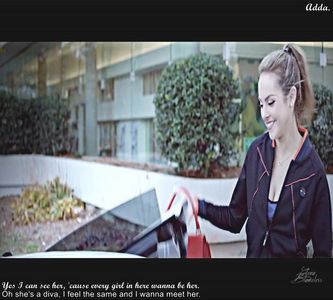 》Nici nu-mi păsa că râde cineva, oricum...*Râde și după ce se retrage din sărut, merge; și-și mai ia de băut de la bar*
