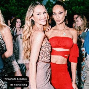 ☇. *se cracănă cât să îi faca lui loc, îi desface cămașa și o aruncă pe jos, se simțea amețită +; dar profită de moment, îl sărută animalic lăsându-i urme de unghii pe spate*
