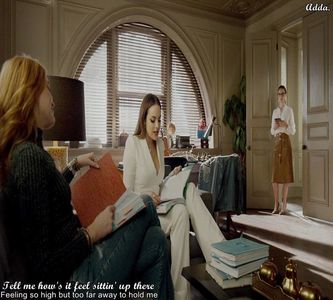 》*Se joacă cu paharul la bar și când vede cât tre să stea după barman, sare barul și se; pune să se servească singură*
