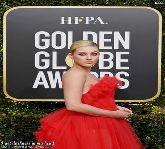 》*Se întoarce îmbrăcată din baie după ce scăpase de fața de masă*