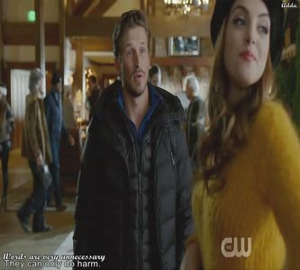 》*îi face cruce și-l învelește într-o față de masă* Să avem un moment de reculegere; pentru colegul nostru, Nate.
