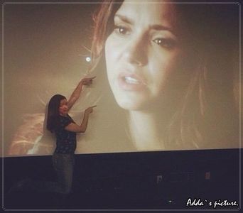 》Nu știu. *începe să-i curgă lacrimi din ochi și nici ea nu știa dc* =))))))))))))))))