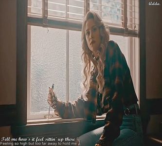 》*Stă într-un colț și desenează la geam*