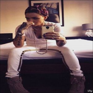 ▬ Ii da sms inapoi. ❝Ca nu imi pasa daca e vie sau nu, tot aia e.❞=))))