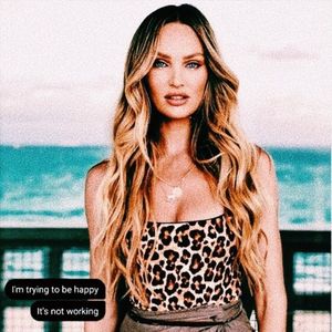 ☇. *apare în spatele Diannei și-o lipește cu spatele de tonomat* Banii, viața sau +; mustața? *stă serioasă și apoi bufnește în râs*
