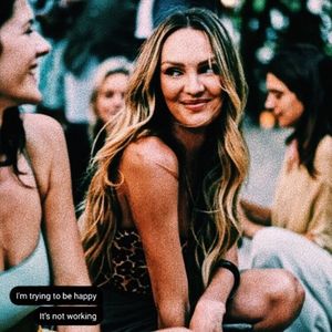 ☇. *când își dă seama de prezența acestuia se retrage trecându-și mâinile +; peste haine, parcă aranjându-le* Da, bună ziua, god dag, god dag! -Adam ; Știu ce zici, nu a mai fost zarvă pe aici de ceva timp. *îi ciufulește părul* What’s up honey bun? -D
