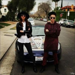 ▬ ❝Sunt fericita, nu a murit mama. Acum pot sa ma bucur si eu de iubirea mea, sa; nu mai fiu fortata de Tom, Cate si Kris sa merg in spitalul ala.❞ Rade.=)))))))
