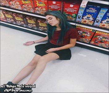 ϟ⚝. Mεямαιd Qυεεи ☪☂ [cl] [#se sprijina de un pom sau ceva de prin curte sa nu se lase; direct sa cada jos destul de obosita dupa tot efortul.
