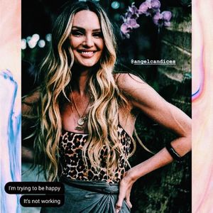 ☇. *o ciupește de obraz* Mi-e dor de masculul meu. *ridică din umeri* Haide că era; nevoie de puțină ordine pe aici.. deși se simte ca regimul comunist. Propun să facem o petiție s-o aducem pe Madchen înapoi! *o vede pe Dianna cum se uită după noul prof, așa că-i întoarce privirea sp
