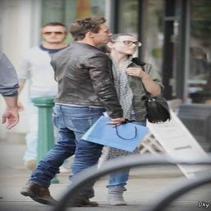 ▬ In partea din dreapta masinii pe care o conduce Nate, asteapta pana parcheaza; in locul vesnic pe care il are si o pufneste rasul. ❝Nu am apucat sa v@#mit de data asta.❞ Coboara din masina.=))))))
